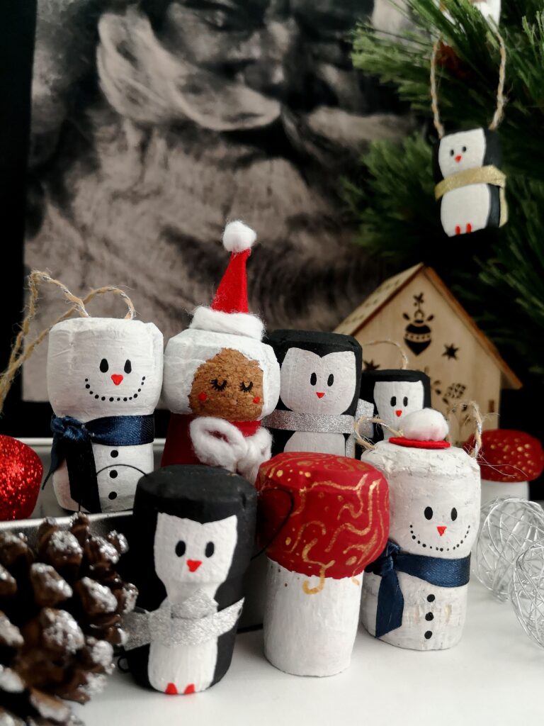 Personnages de Noël fait main en bouchon de liège représentant pingouin, bonhomme de neige et champignon, décoration artisanale de Noël.